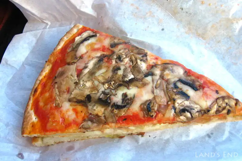 ベヴァーニャで、テイクアウトのピザ