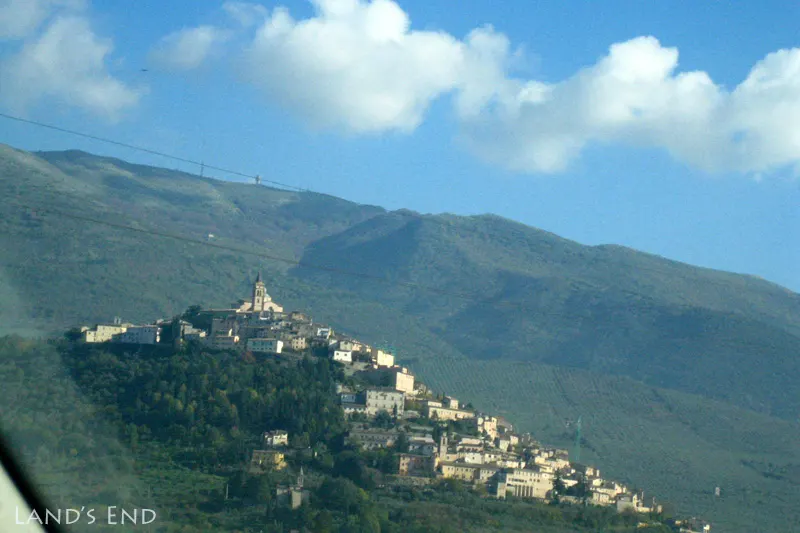 イタリアでのドライブ道中。小山の上に町がある