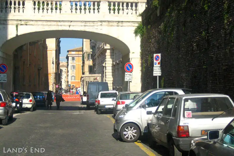 ローマの道端で見かけた、おかしな駐車
