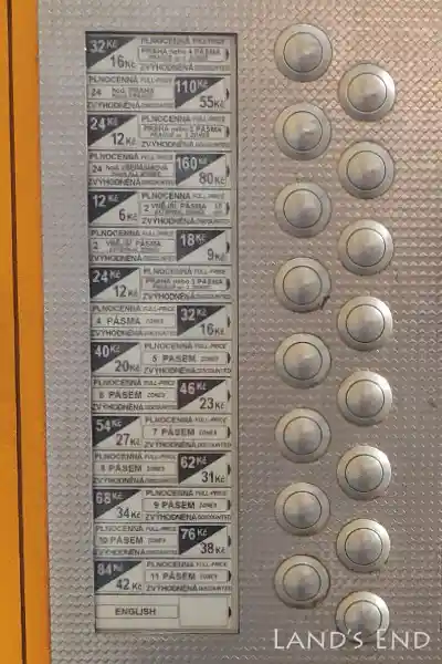 プラハのトラム、道端にある券売機
